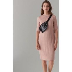 Dzianinowa midi sukienka - Różowy. Czerwone sukienki damskie Mohito, l, bez wzorów, z dzianiny, bez kołnierzyka, bez ramiączek, midi. Za 129.99 zł.