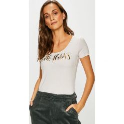 Pepe Jeans - Top Mona. Szare topy damskie Pepe Jeans, z nadrukiem, z dzianiny, z okrągłym kołnierzem, z krótkim rękawem. Za 139.90 zł.