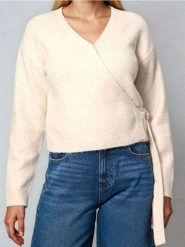 Sweter z kokardą - beżowy. Brązowe swetry damskie Sinsay, l, bez wzorów, bez kołnierzyka, bez ramiączek, bez kaptura. Za 69.99 zł.