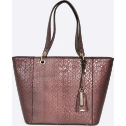 Guess Jeans - Torebka. Torby na ramię damskie marki Guess Jeans. W wyprzedaży za 499.90 zł.