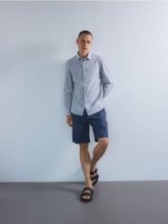 Szorty chino regular - granatowy. Niebieskie spodnie materiałowe męskie Reserved, bez wzorów, z bawełny. W wyprzedaży za 59.99 zł.