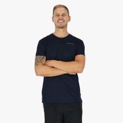 Koszulka treningowa męska Swedemount Fjällbacka Tee 2.0 szybkoschnąca. Niebieskie koszulki sportowe męskie SWEDEMOUNT, m, bez wzorów, z materiału, bez kołnierzyka, bez ramiączek, do biegania. Za 63.99 zł.