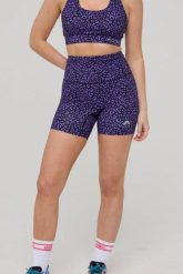 Spodenki Infinite High Waisted – Fioletowa Panterka. Fioletowe szorty sportowe damskie OOSC, m, bez wzorów, z materiału, sportowe, z podwyższonym stanem, do biegania. Za 147.99 zł.