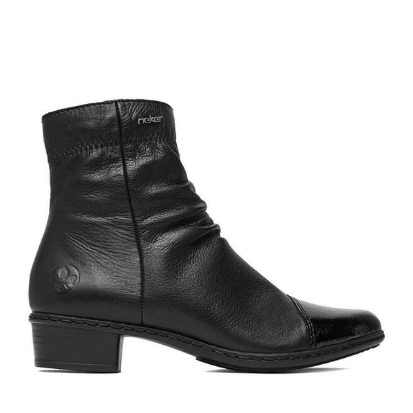 Botki Rieker. Czarne botki damskie Rieker, bez obcasa, na słupku, bez zapięcia. Za 379.99 zł.
