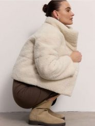 Skórzane botki na zamek - beżowy. Brązowe botki damskie Reserved, ze skóry, bez obcasa, bez zapięcia. W wyprzedaży za 99.99 zł.