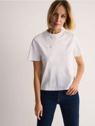 T-shirt z dekoracyjnym wykończeniem - biały. Białe t-shirty damskie Reserved, l, bez wzorów, z bawełny, bez kołnierzyka. W wyprzedaży za 39.99 zł.