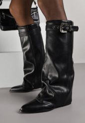 Czarne Kozaki z Noskiem w Szpic i Cholewką Imitującą Nogawkę z Klamrą Tusemira. Czarne kozaki damskie Born2be, bez obcasa, na płaskiej podeszwie. Za 189.99 zł.