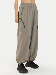 Under Armour Spodnie dresowe Ua Unstoppable Airvent Parachute Pant 1382740-200 Szary Loose Fit. Szare spodnie dresowe damskie Under Armour, xl, bez wzorów, z dresówki. Za 269.99 zł.