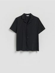 Koszula regular fit z krótkim rękawem - czarny. Czarne koszule męskie Reserved, l, bez wzorów, z dzianiny, bez kołnierzyka, bez ramiączek. Za 99.99 zł.