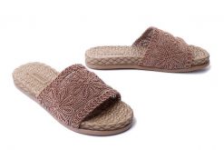 ARTIKER RELAKS 52C1160 brown, klapki damskie. Brązowe klapki damskie Artiker Relaks, bez wzorów, bez obcasa, na obcasie. Za 75.99 zł.