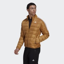Kurtka puchowa adidas Essentials. Brązowe kurtki męskie Adidas, s, bez wzorów, z materiału, klasyczne, bez kaptura. Za 552.80 zł.