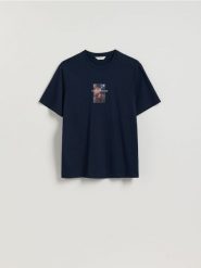 T-shirt regular ze świątecznym nadrukiem - granatowy. Niebieskie t-shirty męskie Reserved, l, bez wzorów, z bawełny, wizytowe, bez kołnierzyka. Za 49.99 zł.