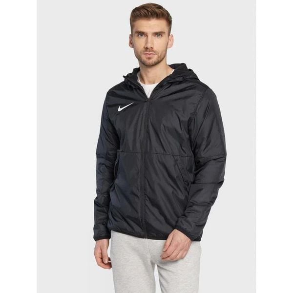 Kurtka Męska z Kapturem Nike Team Park 20. Czarne kurtki męskie Nike, m, bez wzorów, z syntetyku, z kapturem. Za 449.99 zł.