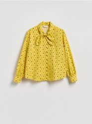 Koszula z kwiatowym motywem - żółty. Żółte koszule damskie Reserved, l, bez wzorów, z bawełny, bez kołnierzyka, bez ramiączek. Za 129.99 zł.