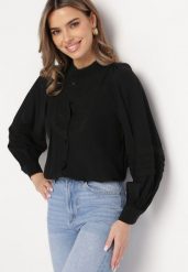 Czarna Koszula Ozdobiona Koronkowymi Tasiemkami Arilesse. Czarne bluzki damskie Born2be, l, bez wzorów, z koronki, eleganckie, bez kołnierzyka, bez ramiączek. Za 139.99 zł.
