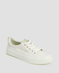 Tenisówki Cariuma OCA Low Off-White Canvas. Białe trampki i tenisówki damskie CARIUMA, bez wzorów, z gumy, bez zapięcia. Za 209.10 zł.