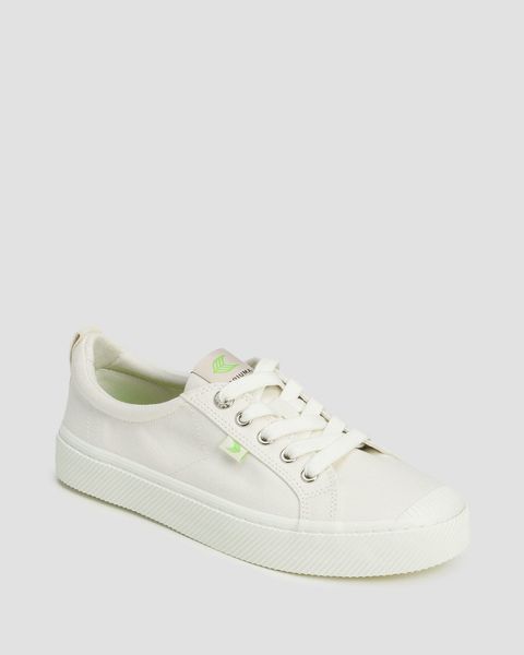 Tenisówki Cariuma OCA Low Off-White Canvas. Białe trampki i tenisówki damskie CARIUMA, bez wzorów, z gumy, bez zapięcia. Za 140.00 zł.
