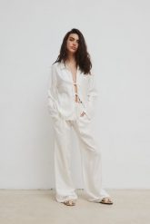 Luźne spodnie z dodatkiem lnu w kolorze SOFT WHITE - ASPRO-XS. Białe spodnie materiałowe damskie Marsala, m, bez wzorów, z gumy. W wyprzedaży za 99.95 zł.