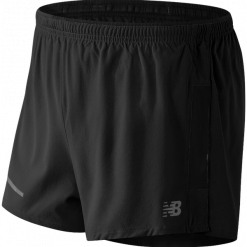 New Balance MS61231BK. Czarne krótkie spodenki sportowe męskie New Balance, z materiału. W wyprzedaży za 69.99 zł.