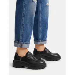 Półbuty Guess Jeans. Czarne półbuty damskie Guess Jeans, z aplikacjami, z jeansu, bez obcasa, na płaskiej podeszwie, bez zapięcia. Za 249.99 zł.