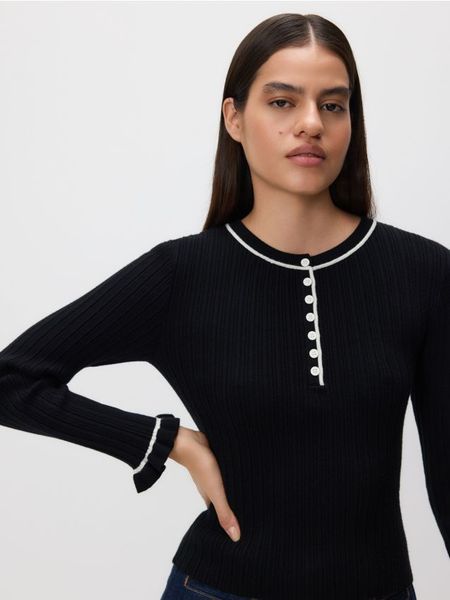 Sweter w prążek - czarny. Czarne swetry damskie Reserved, l, bez wzorów, z dzianiny, bez kołnierzyka, bez ramiączek, bez kaptura. Za 119.99 zł.