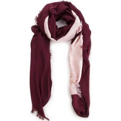 Chusta CALVIN KLEIN - Calvin Race Square Scarf K60K604911 242. Czerwone szaliki i chusty damskie Calvin Klein, z materiału. Za 229.00 zł.