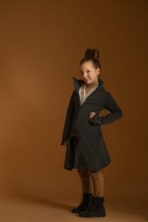 Płaszcz dziewczęcy Wichrun grafit. Szare kurtki i płaszcze dla dziewczynek Hultaj Polski, na lato, bez wzorów, z bawełny. Za 249.00 zł.