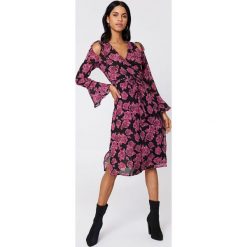 NA-KD Boho Sukienka kaftan z wiązanym rękawem - Multicolor. Sukienki damskie marki NA-KD Boho. W wyprzedaży za 50.47 zł.