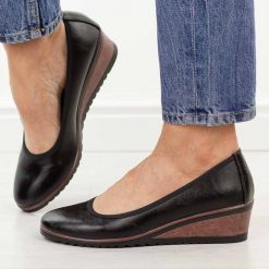 Czarne czółenka damskie na koturnie Vinceza 58628. Czarne czółenka damskie VINCEZA, bez wzorów, z jeansu, biznesowe, z okrągłym noskiem, bez obcasa, na koturnie, bez zapięcia. W wyprzedaży za 148.72 zł.