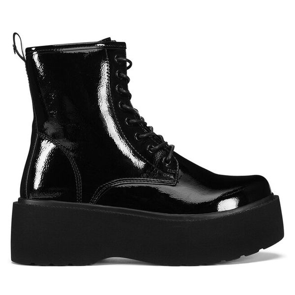 Trzewiki DeeZee. Czarne botki damskie DeeZee, bez obcasa, na płaskiej podeszwie, bez zapięcia. Za 199.99 zł.