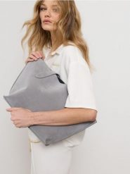 Torba shopper z imitacji zamszu z kosmetyczką - szary. Szare torebki shopper damskie Sinsay, bez wzorów, bez dodatków. Za 49.99 zł.