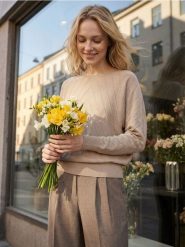 Sweter w strukturalny wzór z wiskozą - beżowy. Brązowe swetry damskie Sinsay, l, bez wzorów, z wiskozy, bez kołnierzyka, bez ramiączek, bez kaptura. Za 39.99 zł.