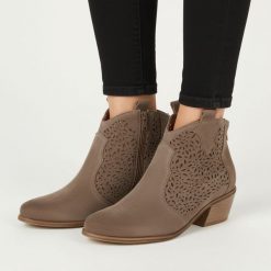Botki damskie Armodo, cholewka ze skóry naturalnej o welurowym wykończeniu z ażurowymi wycięciami na bokach i bocznym suwakiem, brązowe, 1130. Brązowe kozaki damskie Armodo, ze skóry, bez obcasa. Za 429.00 zł.