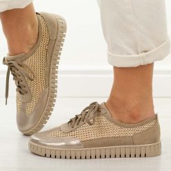 Złote safari skórzane Polskie półbuty damskie Deoni D653. Żółte półbuty damskie Deoni, na jesień, bez wzorów, z jeansu, casualowe, z okrągłym noskiem, bez obcasa, na płaskiej podeszwie, bez zapięcia. W wyprzedaży za 395.10 zł.