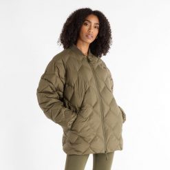Kurtka damska New Balance WJ43503DMO – zielona. Zielone kurtki damskie New Balance, s, bez wzorów, z materiału, bez kaptura. Za 499.99 zł.