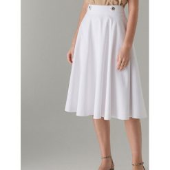 Rozkloszowana midi spódnica - Biały. Spódnice damskie marki Mohito. Za 119.99 zł.