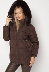 Brązowa Pikowana Kurtka z Kapturem z Futerkiem w Klasycznym Stylu Mindrie. Brązowe kurtki damskie Born2be, l, z aplikacjami, z jeansu, z kapturem. Za 199.99 zł.