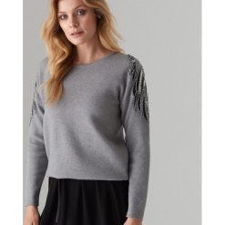 Sweter z cekinowym zdobieniem - Szary. Szare swetry damskie Mohito, l, z aplikacjami, bez kołnierzyka, bez ramiączek, bez kaptura. Za 119.99 zł.