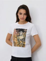 Bawełniany t-shirt z nadrukiem - biały. Białe t-shirty damskie Reserved, l, bez wzorów, z bawełny, bez kołnierzyka. Za 49.99 zł.