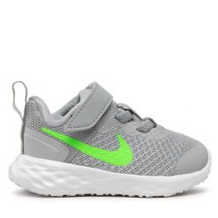 Sneakersy Nike. Szare trampki i tenisówki chłopięce Nike, bez wzorów, bez zapięcia. Za 139.99 zł.
