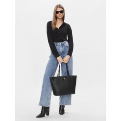 Torebka Tommy Hilfiger. Czarne torebki do ręki damskie Tommy Hilfiger, bez wzorów, klasyczne, bez dodatków. Za 489.99 zł.