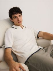 Strukturalny sweter polo - biały. Białe swetry przez głowę męskie Reserved, l, bez wzorów, z bawełny, bez kołnierzyka. W wyprzedaży za 65.99 zł.