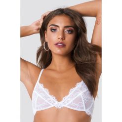 NA-KD Lingerie Koronkowy biustonosz Romantic - White. Biustonosze marki NA-KD Lingerie. Za 80.95 zł.