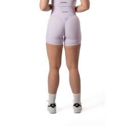 Damskie szorty bezszwowe prążkowane z efektem scrunch – lawendowy. Fioletowe szorty sportowe damskie AESTHETIC WOLF, xl, bez wzorów, z dzianiny, na fitness i siłownię. Za 99.99 zł.
