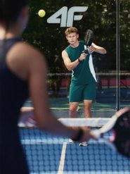 4F Koszulka bez rękawów tenisowa regular szybkoschnąca męska - zielona S. Zielone koszulki sportowe męskie 4f, na lato, l, bez wzorów, bez kołnierzyka, bez ramiączek, na fitness i siłownię. Za 99.99 zł.
