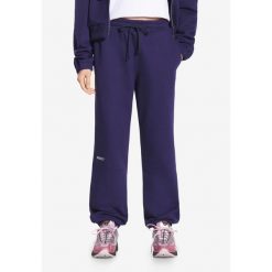 Spodnie dresowe damskie Prosto Cut. Niebieskie spodnie dresowe damskie Prosto., bez wzorów, z dresówki. W wyprzedaży za 233.99 zł.