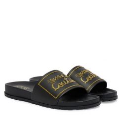 Klapki Versace Jeans Couture. Czarne klapki damskie Versace Jeans Couture, bez wzorów, z jeansu, bez obcasa. Za 389.99 zł.