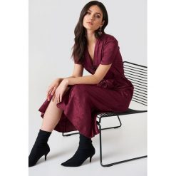 NA-KD Boho Satynowa sukienka w żakardowe kwiaty z wiązaniem - Red,Purple. Sukienki damskie marki NA-KD Boho. Za 283.95 zł.