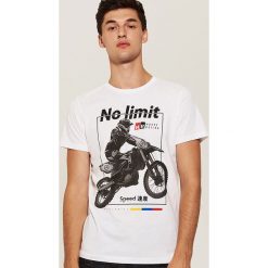T-shirt z motocyklem - Biały. T-shirty męskie marki Giacomo Conti. W wyprzedaży za 19.99 zł.