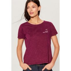Bawełniana koszulka z efektem sprania - Fioletowy. T-shirty damskie marki Mohito. Za 49.99 zł.